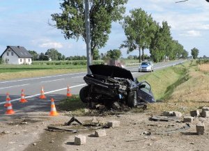 Zdjęcie pokazuje zdarzenie drogowe, gdzie pojazd marki renault uderzył w przepust melioracyjny. Do zdarzenia doszło na drodze krajowej 91 w pobliżu miejscowości Siutkówek w powiecie włocławskim