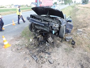 Zdjęcie pokazuje zdarzenie drogowe, gdzie pojazd marki renault uderzył w przepust melioracyjny. Do zdarzenia doszło na drodze krajowej 91 w pobliżu miejscowości Siutkówek w powiecie włocławskim