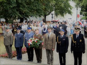 delegacje służb mundurowych z kwiatami podczas obchodów 75. rocznicy Powstania Warszawskiego