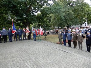 delegacje służb mundurowych wraz z p.o. Zastępcy Komendanta Miejskiego Policji podinsp. Krzysztofem Rakowskim oddają honor pod pomnikiem Żołnierzy Armii Krajowej