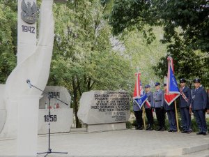 poczty sztandarowe policji i służby więziennej pod pomnikiem AK podczas uroczystości 01.08.2019