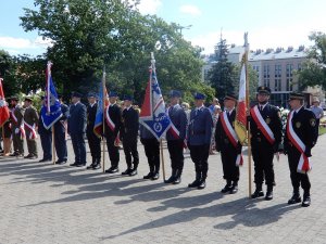 poczty sztandarowe na Placu Wolności, w tym m.in. poczet z Komendy Miejskiej Policji we Włocławku