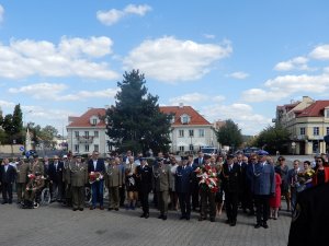 zgromadzeni goście pod pomnikiem na Placu Wolności