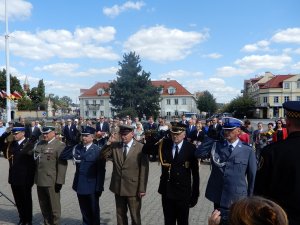 delegacje służb mundurowych składających kwiaty, w tym m.in. podinsp. Piotr Janicki