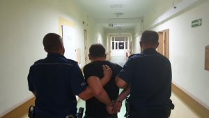 Zdjęcia pokazuje wykonywanie czynności przez policjantów z osobą zatrzymaną.