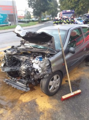 Zdjęcie przedstawia uszkodzony pojazd, który uczestniczył w wypadku drogowym w Lubrańcu