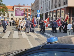 Przemarsz ulicami miasta na uroczystości pod Pomnikiem Żołnierza Polskiego