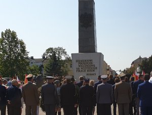 Uroczystości pod Pomnikiem Żołnierza Polskiego z udziałem służb mundurowych