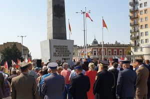 Uroczystości pod Pomnikiem Żołnierza Polskiego z udziałem służb mundurowych