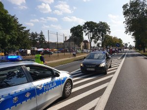 Policjant ruchu drogowego zabezpiecza uroczystości