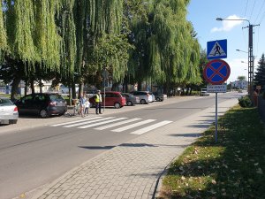 Policjant wykonujący czynności w ramach akcji Bezpieczna droga do szkoły