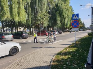 Policjant wykonujący czynności w ramach akcji Bezpieczna droga do szkoły