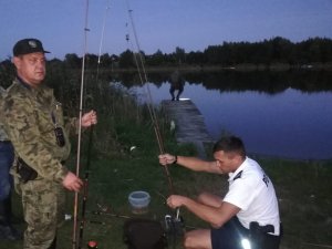 Wspólny patrol policyjnych wodniaków i Państwowej Straży Rybackiej podczas ujawnienia kłusownika