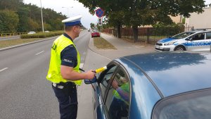 Policjanci ruchu drogowego w ramach działań Kaskadowy pomiar prędkości