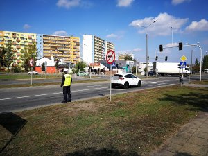 Policjanci ruchu drogowego podczas działań niechronieni uczestnicy ruchu drogowego