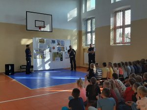 Policjanci podczas spotkania z uczniami Szkoły Podstawowej w Chodczu