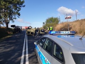 Policjanci ruchu drogowego w czasie wykonywanych czynności na miejscu zdarzenia drogowego