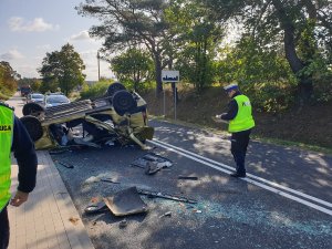 Policjanci ruchu drogowego w czasie wykonywanych czynności na miejscu zdarzenia drogowego