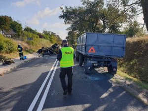 Policjanci ruchu drogowego w czasie wykonywanych czynności na miejscu zdarzenia drogowego