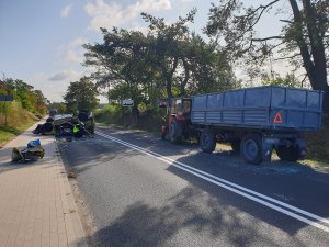 Policjanci ruchu drogowego w czasie wykonywanych czynności na miejscu zdarzenia drogowego