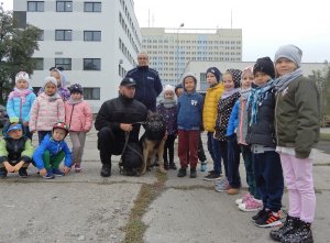 Dzieci z przedszkola podczas wizyty u włocławskich policjantów