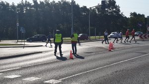 Zabezpieczenie przez policjantów biegu ulicami Włocławka