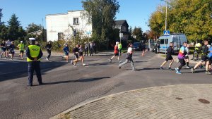 Zabezpieczenie przez policjantów biegu ulicami Włocławka