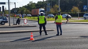 Zabezpieczenie przez policjantów biegu ulicami Włocławka