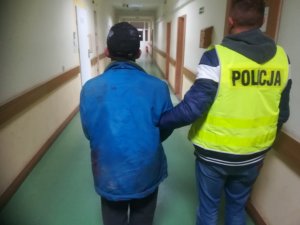 Policjanci podczas czynności w sprawie kradzieży z włamaniem