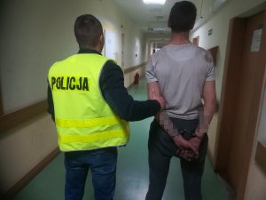 Policjanci podczas czynności w sprawie kradzieży z włamaniem