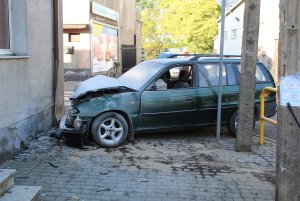 Policjanci na miejscu kolizji drogowej