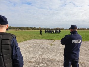 Policjanci podczas ćwiczeń na lotnisku