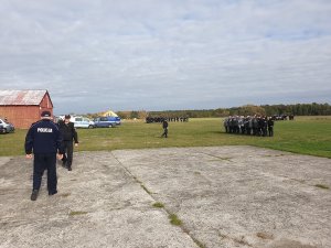 Policjanci podczas ćwiczeń na lotnisku