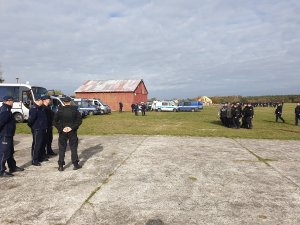 Policjanci podczas ćwiczeń na lotnisku