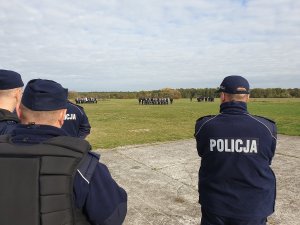 Policjanci podczas ćwiczeń na lotnisku