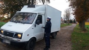 Policjanci ruchu drogowego podczas kontroli pojazdów w ramach akcji BUS-TRUCK