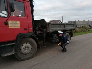 Policjanci ruchu drogowego podczas kontroli pojazdów w ramach akcji BUS-TRUCK