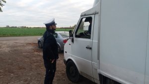 Policjanci ruchu drogowego podczas kontroli pojazdów w ramach akcji BUS-TRUCK