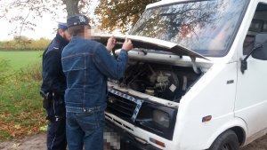 Policjanci ruchu drogowego podczas kontroli pojazdów w ramach akcji BUS-TRUCK