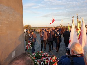 Policjanci podczas uroczystości na włocławskiej zaporze