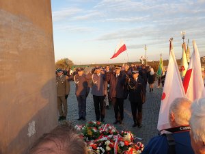 Policjanci podczas uroczystości na włocławskiej zaporze