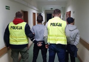 Policjanci podczas wykonywanych czynności w sprawie o kradzież rozbójniczą