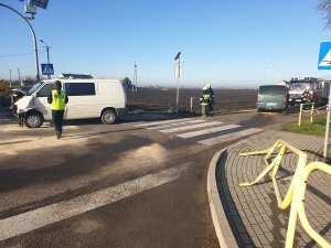 Policjanci podczas działań przy wypadku drogowym