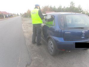 policjant kontroluje pojazd