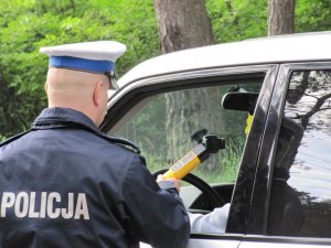 policjant badający trzeźwość kierowcy