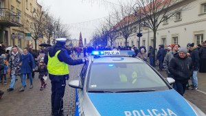 Zabezpieczenie przez policjantów przemarszu orszaku &quot;Trzech Króli&quot; ulicami Włocławka