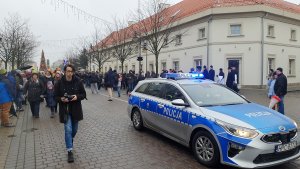 Zabezpieczenie przez policjantów przemarszu orszaku &quot;Trzech Króli&quot; ulicami Włocławka