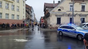 Zabezpieczenie przez policjantów przemarszu orszaku &quot;Trzech Króli&quot; ulicami Włocławka