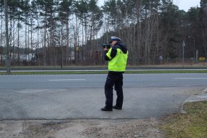 policjant mierzy prędkość zbliżających się aut