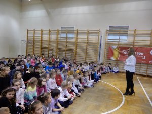 Mundurowi na spotkaniu z dziećmi przed zbliżającymi się feriami